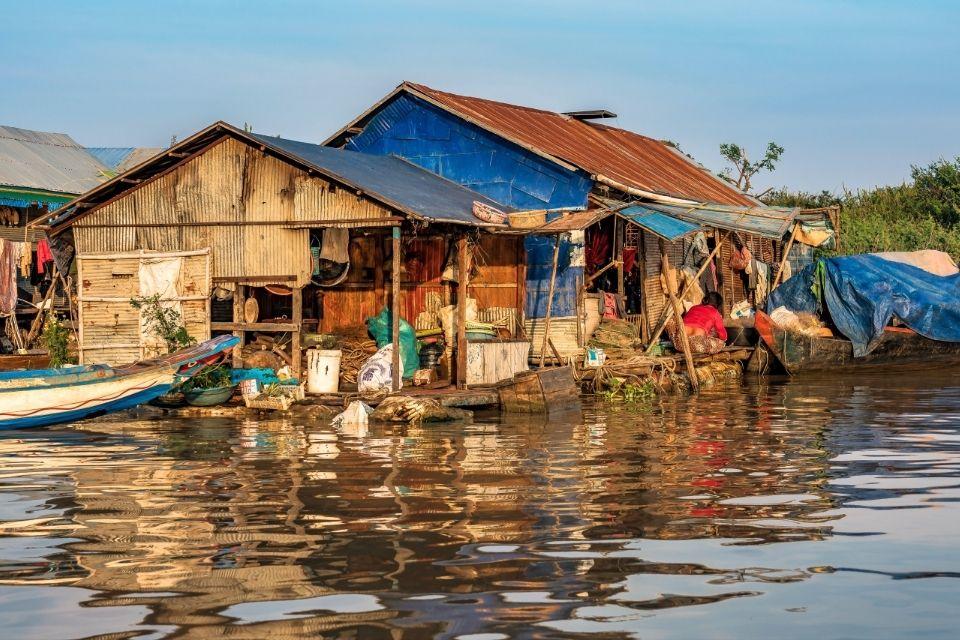Drijvend houten huis in Kampong Chhnang Cambodja 
