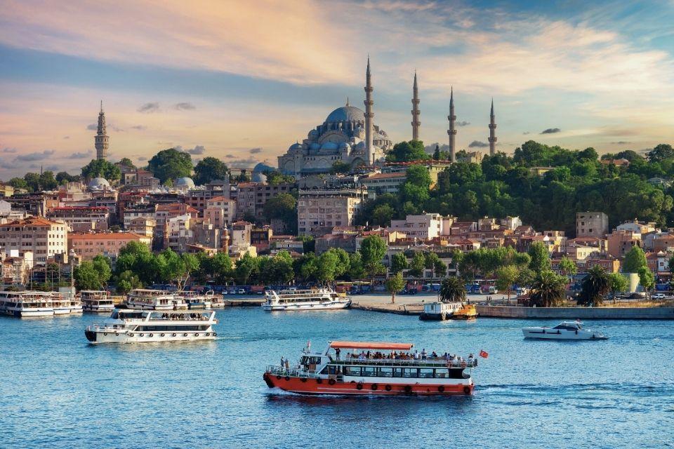 De skyline van Istanbul aan de Bosporus Turkije