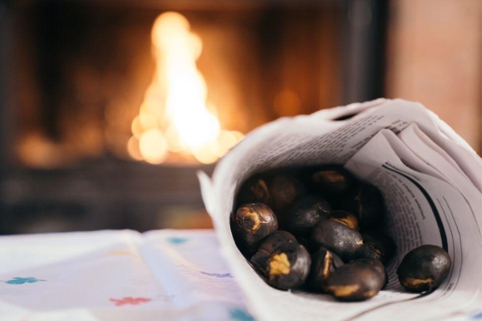 Geroosterde kastanjes in een kranten puntzak