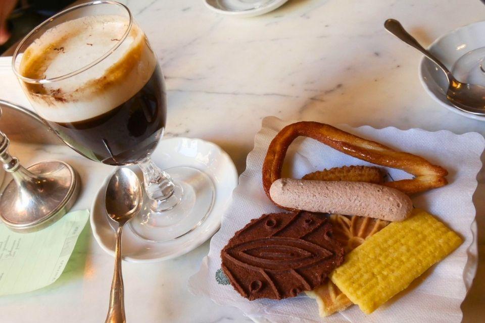 Een bicerin met biscotti in Turijn Italië