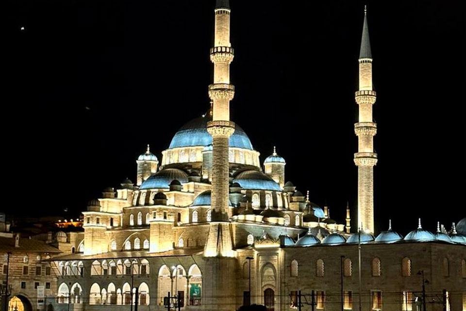 Nieuwe moskee by night, Istanbul, Turkije | Foto: reisleidster Claudia