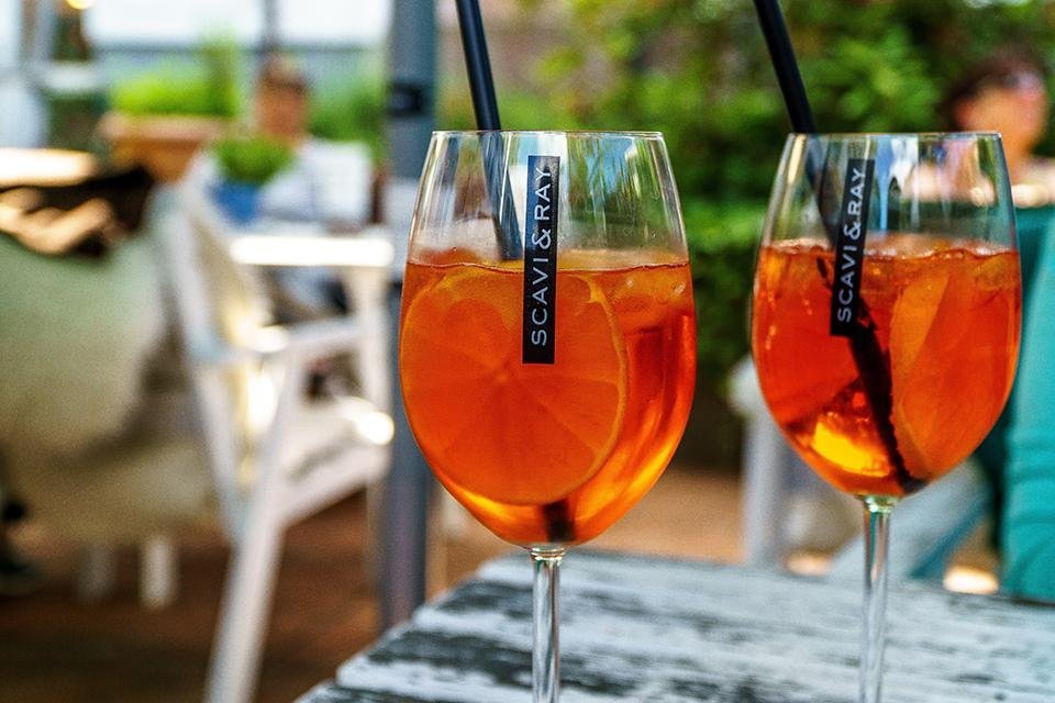 Een Spritz Aperol op een terras , Italië