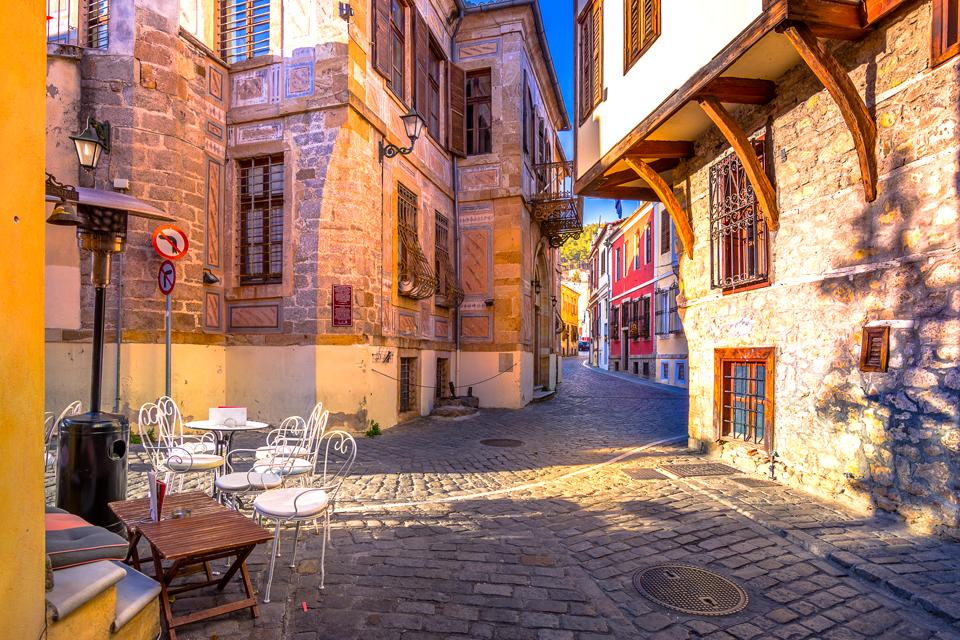 Sfeervolle straat met terras in Xanthi, Griekenland