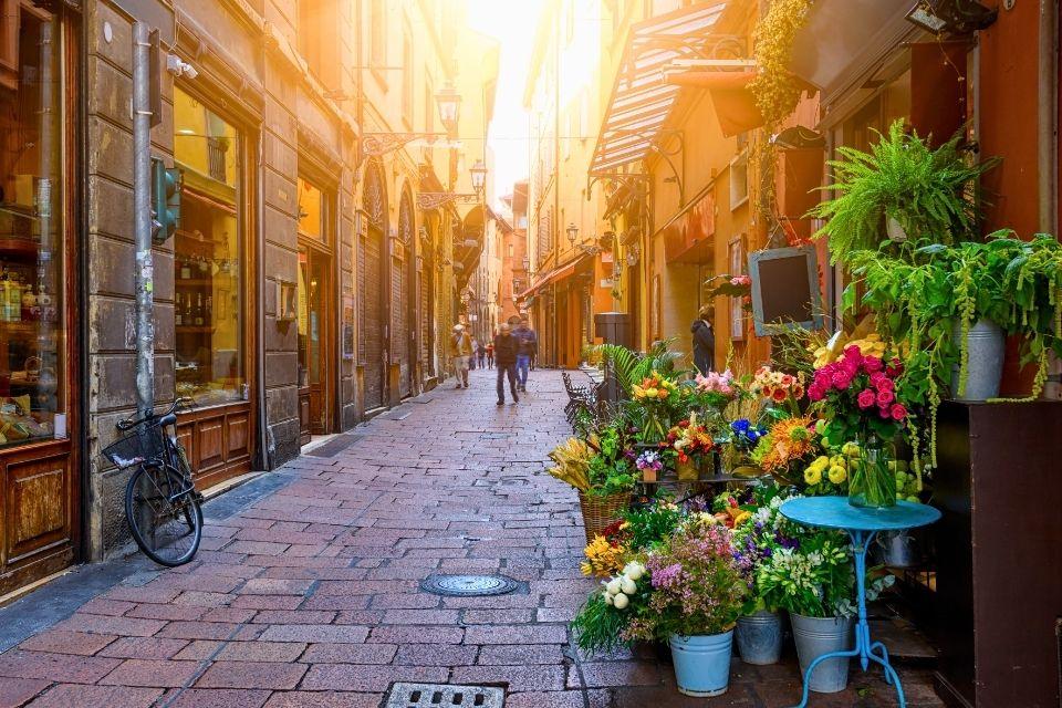 Gezellig straatje in Bologna Italië