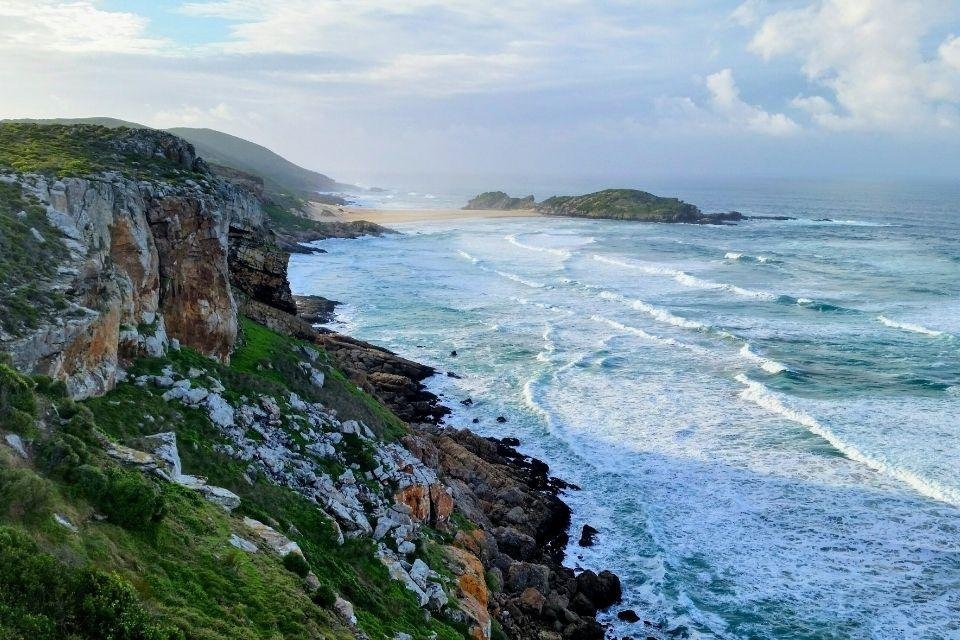 De ruige kliffen van Robberg Nature Reserve, Zuid-Afrika