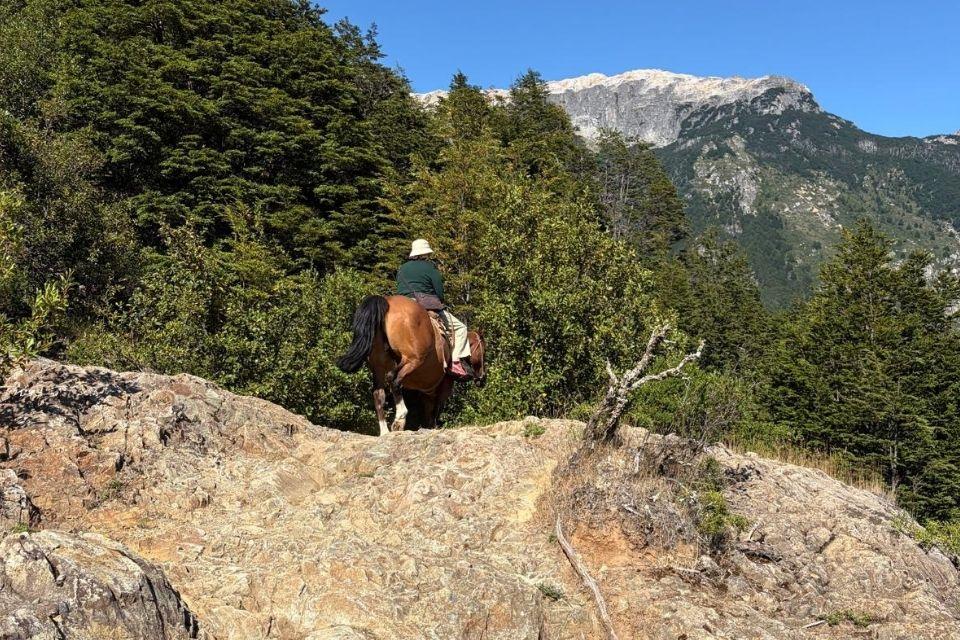 Reisexpert Diane te paard langs de rivier Futaleufu in Chili