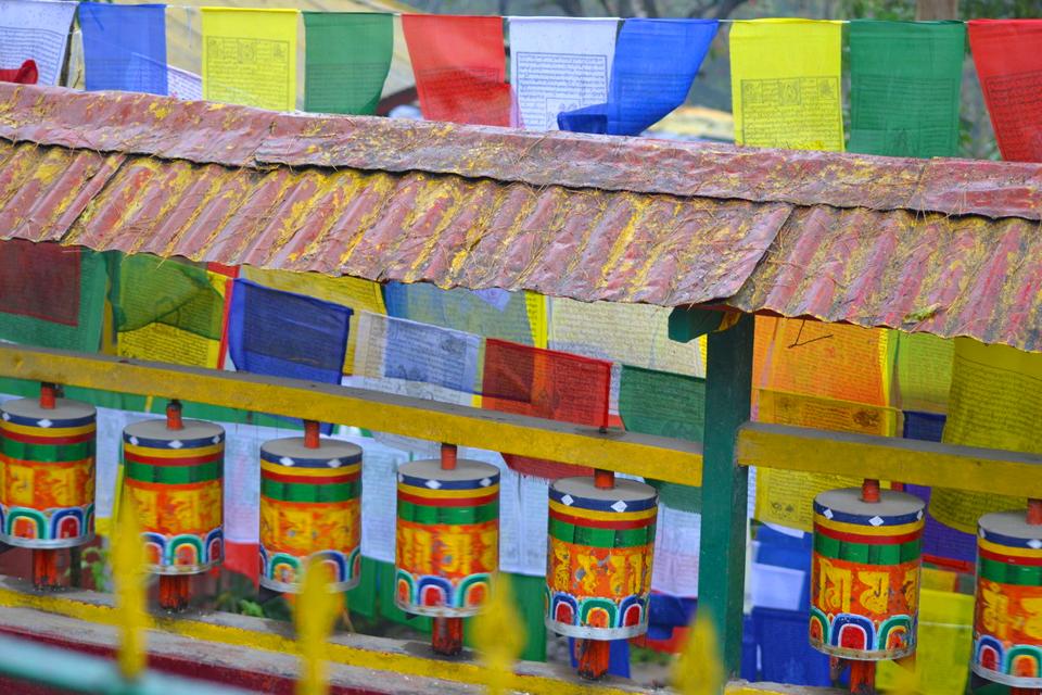 Tibetaans-boeddhistische gebedsmolens en vlaggen in India