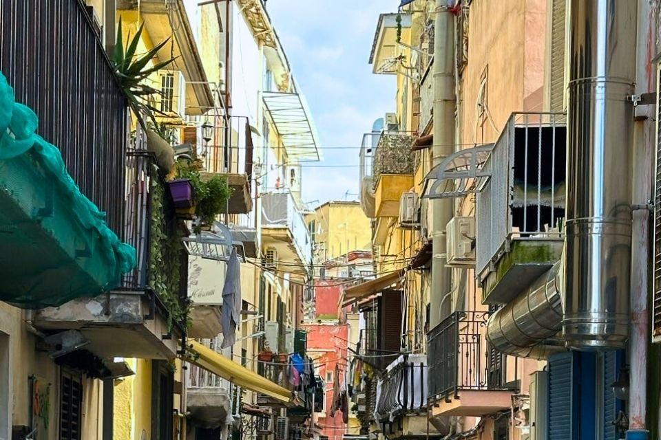 De wijk Quartieri Spagnoli | Foto Harm Hakkoer