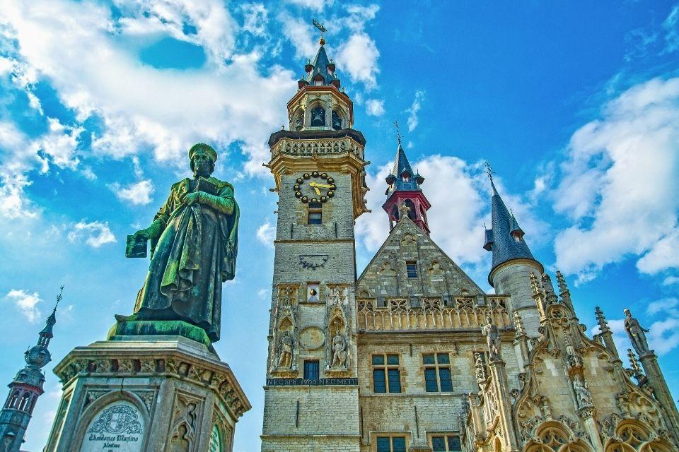 Het belfort op de Grote Markt in Aalst België