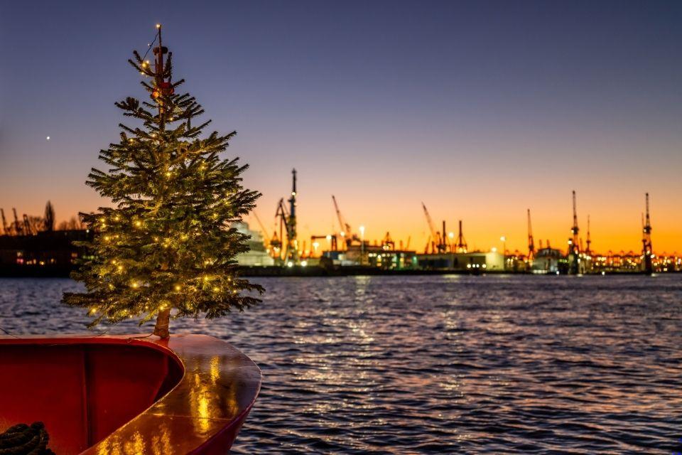 Verlichte kerstboom met zicht op de haven van Hamburg Duitsland