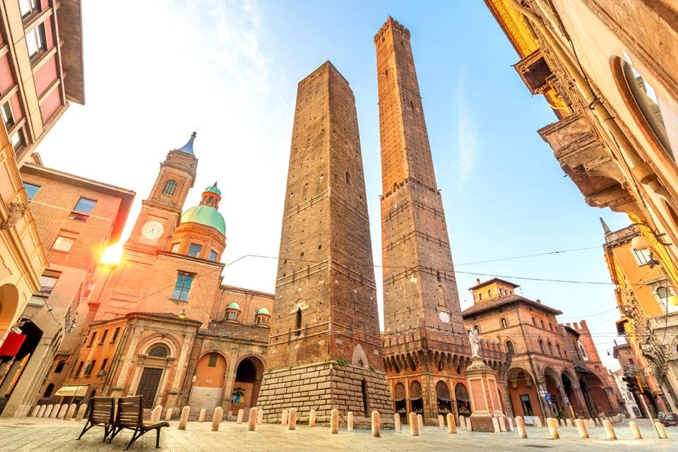 De beroemde scheve middeleeuwse stadstorens in Bologna, Italië