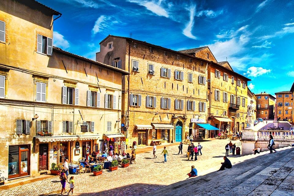 Piazza Rinascimento in Urbino, de Marken, Italië