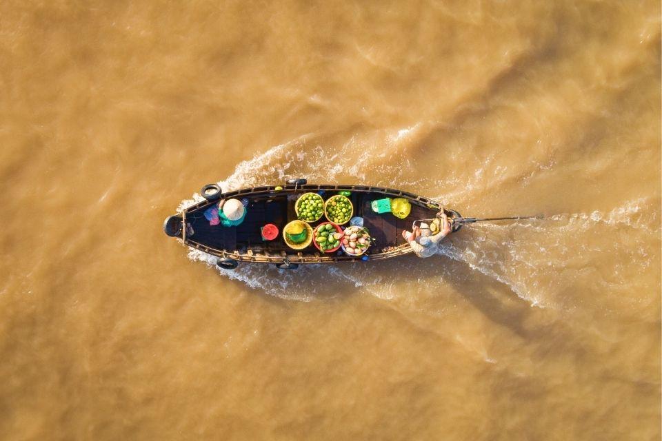 Boot van een drijvende markt in de Mekongdelta, Vietnam