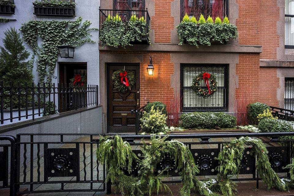 Huizen met kerstversiering in New York, Amerika