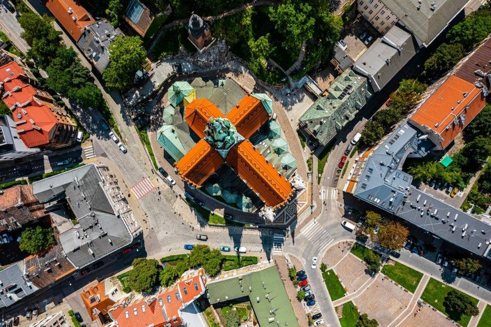 Bovenaanzicht van de Sint-Jozefkerk in Krakau, Polen
