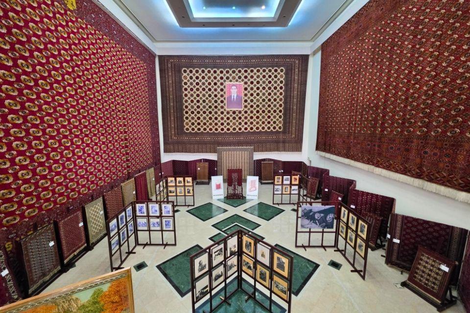 Het Turkmeense Tapijtmuseum in Ashgabat, Turkmenistan
