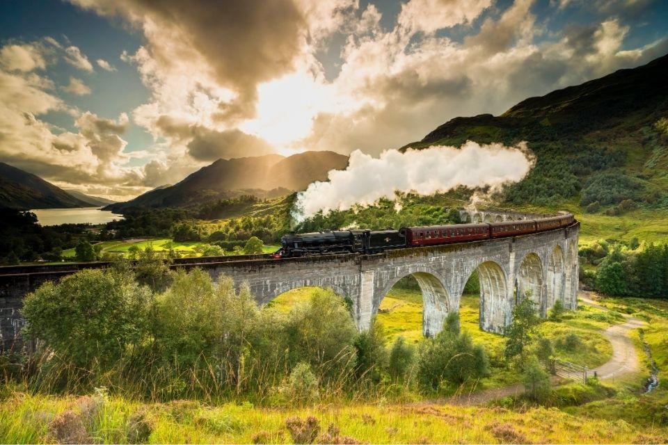 De Jacobite train over het Glenfinnan Viaduct Schotland Groot-Brittannië