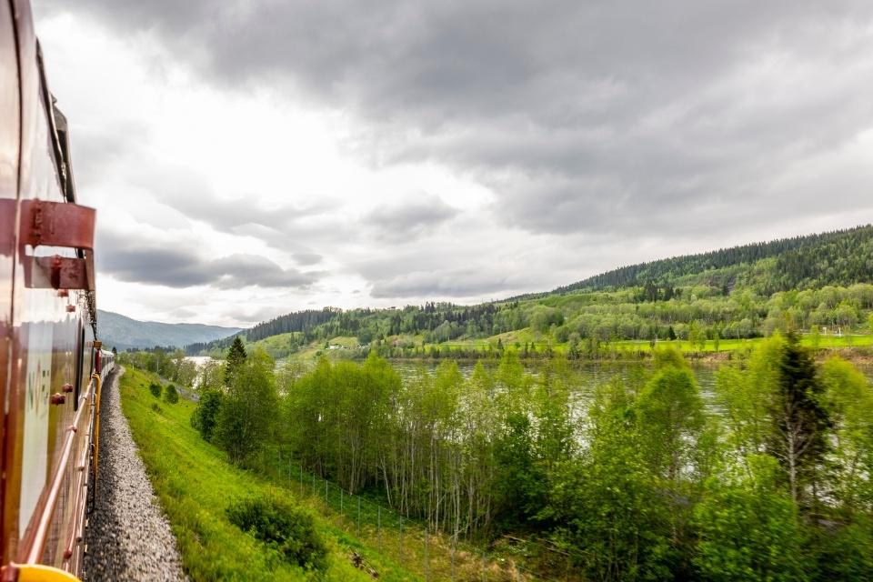 Uitzicht vanuit de Nordlandsbanen, Noorwegen | Foto: Tobias Myrland/Maverix - Visit Norway