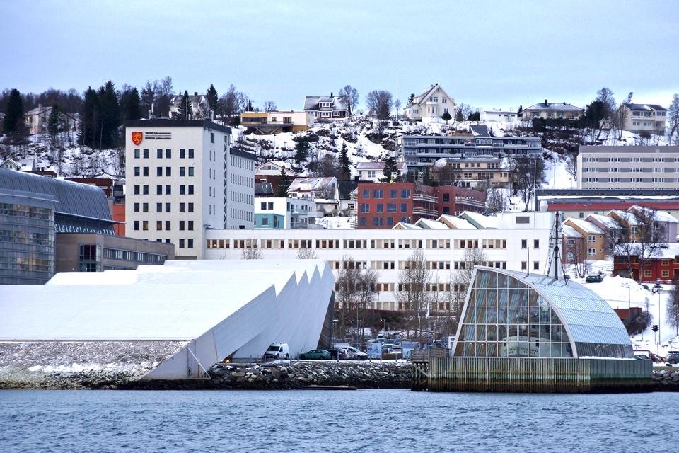 Uitzicht op het Polaria-museum in Tromsø | foto door Peter van de Wiel