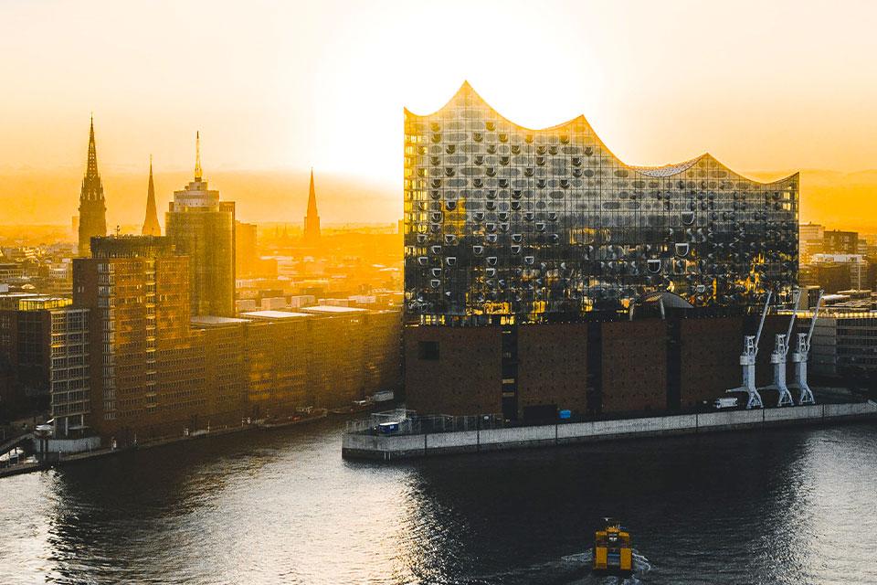 Zonsopkomst boven de Elbphilharmonie in Hamburg, Duitsland