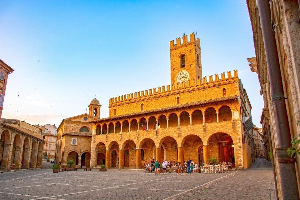 Het Piazza del Popolo in Offida, de Marken, Italië