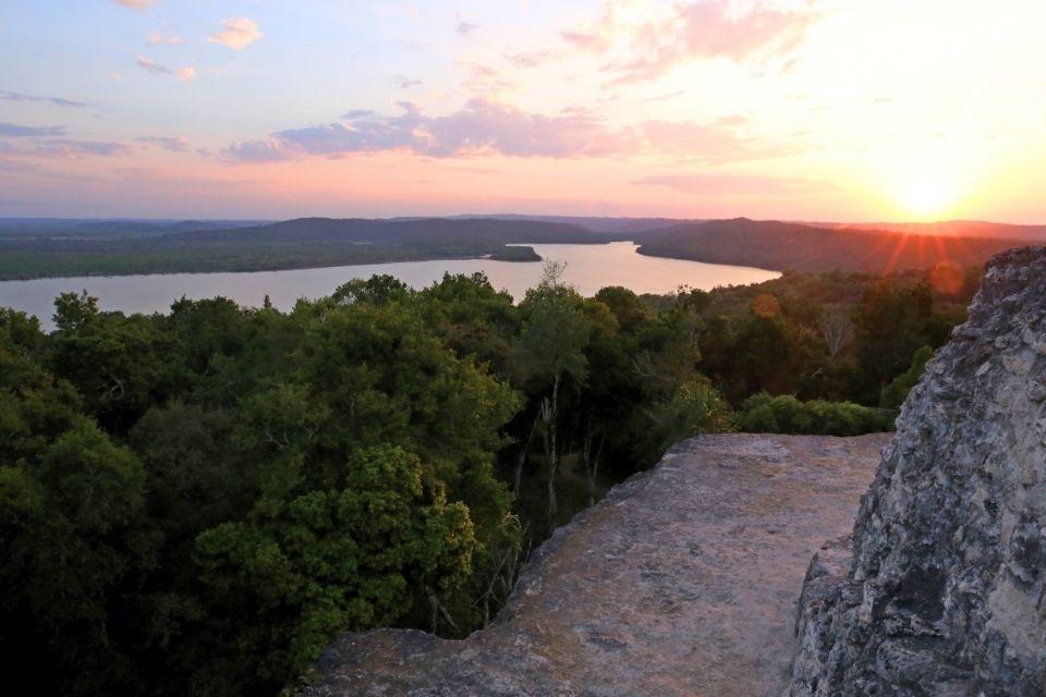 Zonsondergang in Yaxha, Guatemala