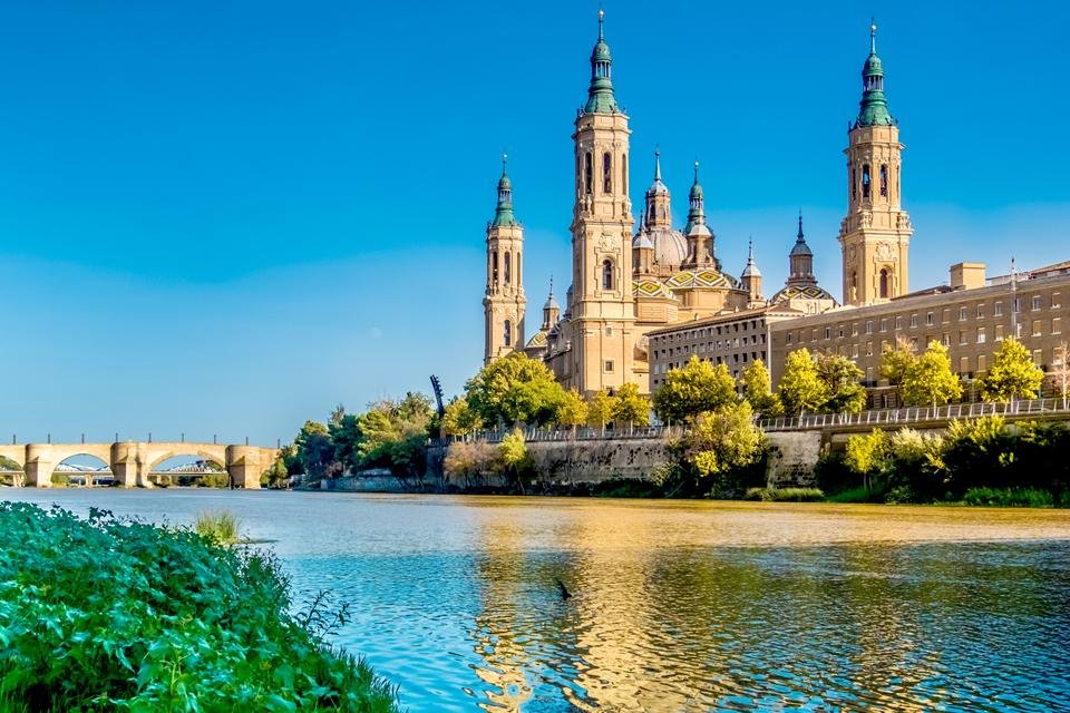 Zicht op de kathedraal van Zaragoza, Spanje