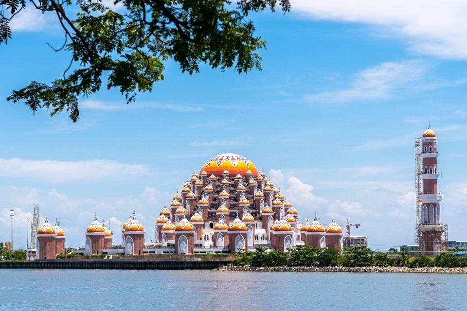 Zicht op de Asmaul Husna-moskee in Makassar, Sulawesi, Indonesië