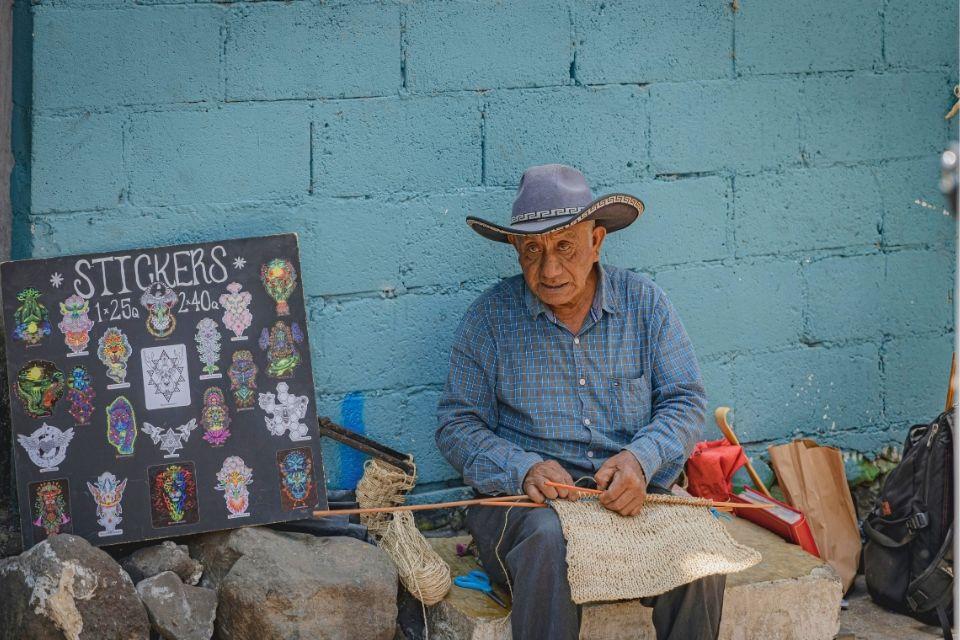 Een verkoper in Panajachel, Guatemala