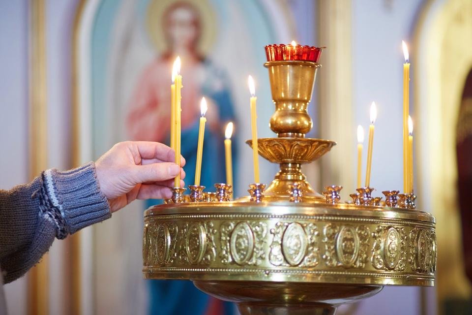 Traditioneel kaarsjes aansteken tijdens Pasen in Rusland
