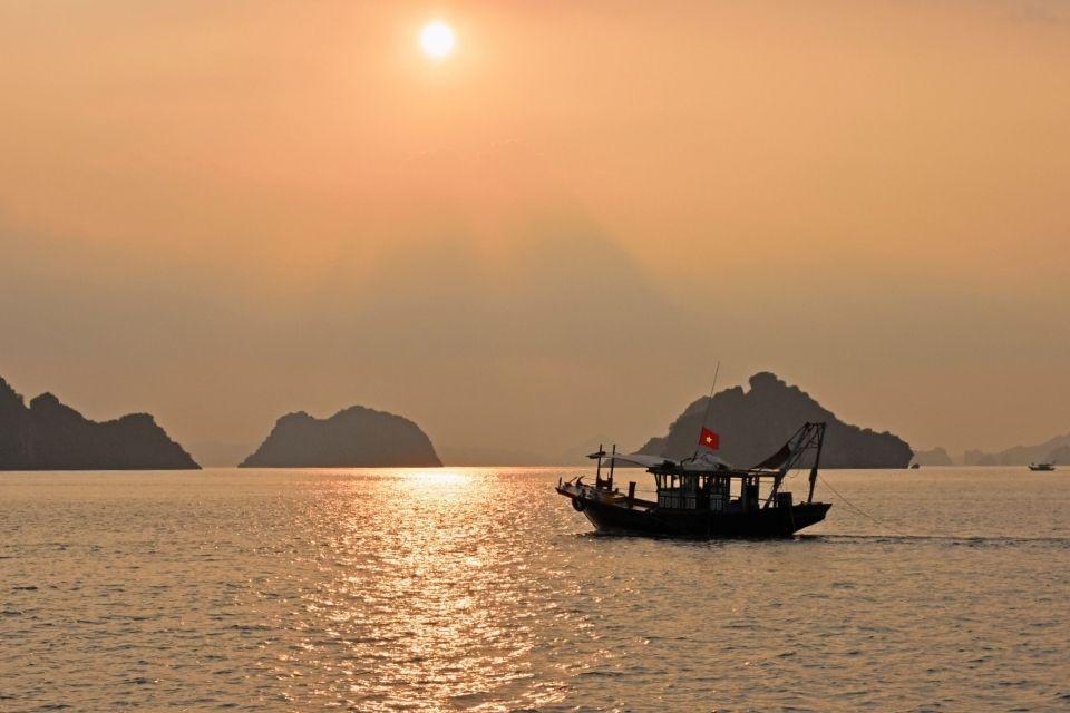 Zonsondergang over Halong Bay, Vietnam
