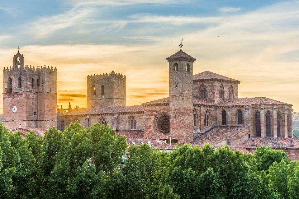 De imposante kathedraal van Sigüenza Spanje