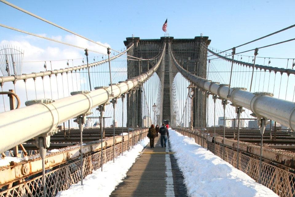 Sneeuw op de Brooklyn Bridge, New York, Amerika