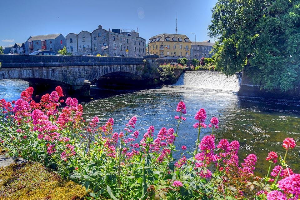 De Corrib-rivier in Galway, Ierland