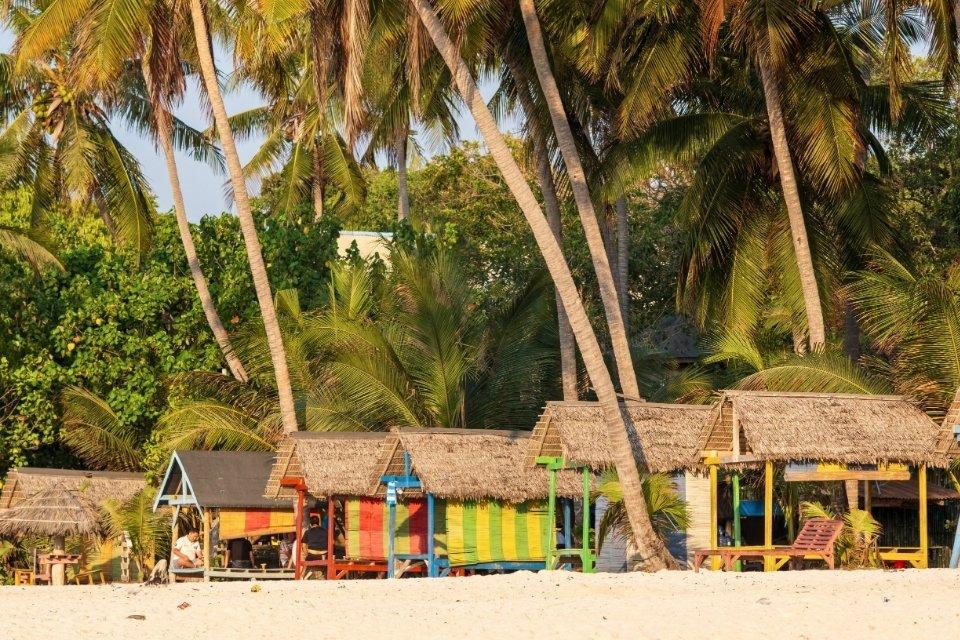 Strandhuisjes op Bira Beach, Sulawesi, Indonesië