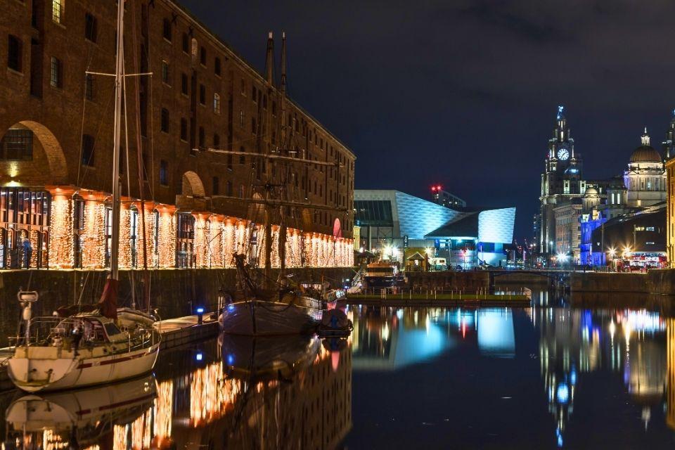 Het Albert Dock in Liverpool met kerst Groot-Brittannië