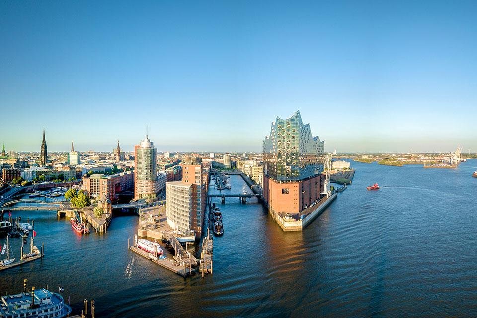 Zicht op de stad en de Elbphilharmonie in Hamburg, Duitsland