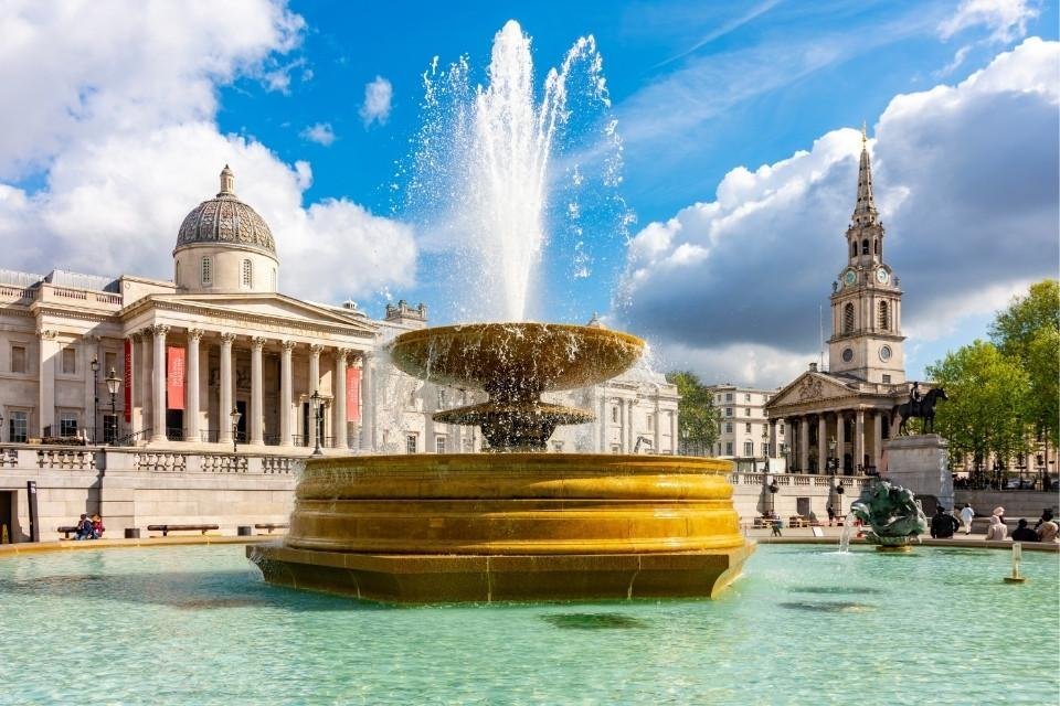 Trafalgar Square met The National Gallery in Londen, Groot-Brittannië