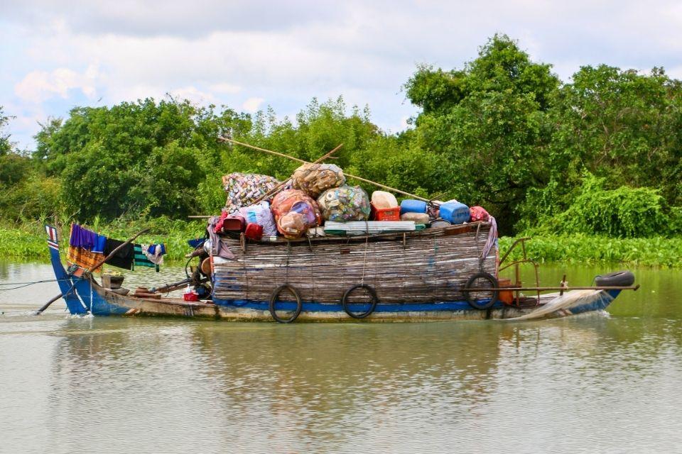 Traditionele houten vrachtboot in Battambang Cambodja