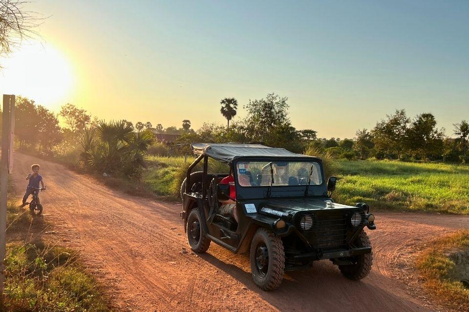 Vintage jeeps in Cambodjaanse platteland Cambodja 