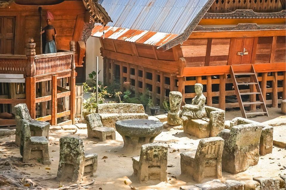 Tafels en zetels in Batak-dorp Ambarita, Sumatra, Indonesië