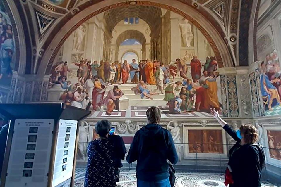 Reisleidster Diane bij de stanze van Rafaël in de Vaticaanse musea, Rome, Italië