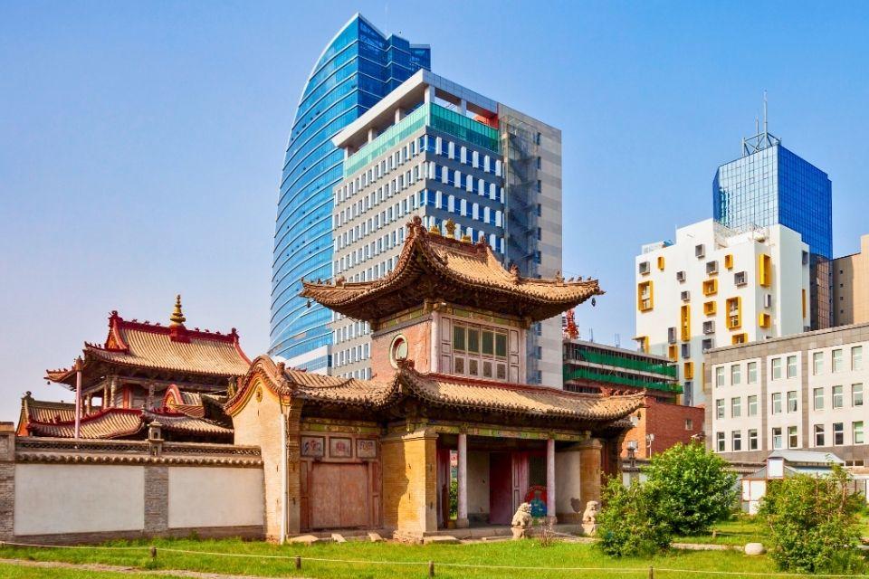Modern en traditioneel naast elkaar in Ulaanbaatar Mongolië