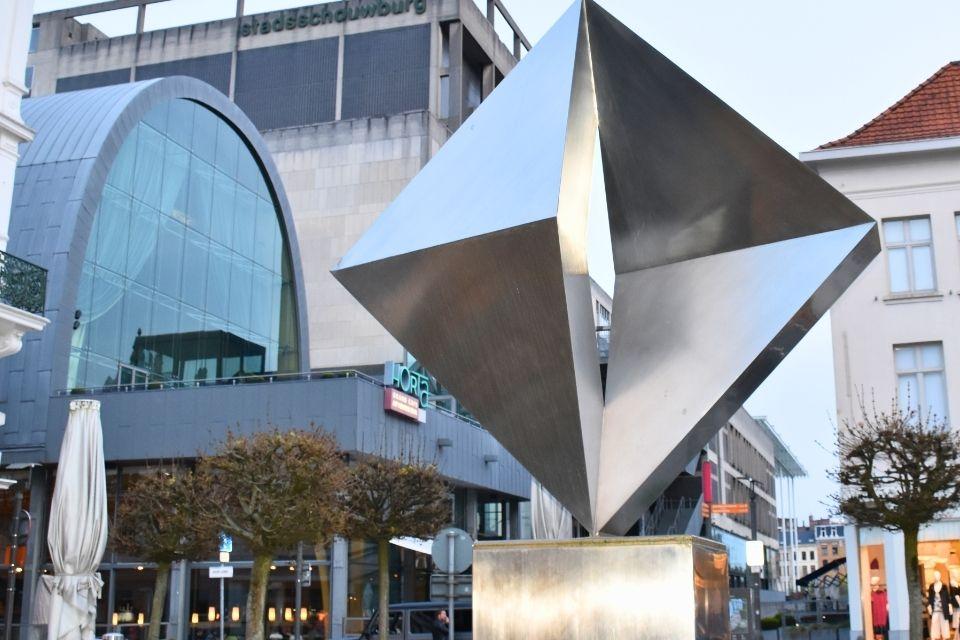 Monument in Antwerpen met daarachter het Horta Grand Café