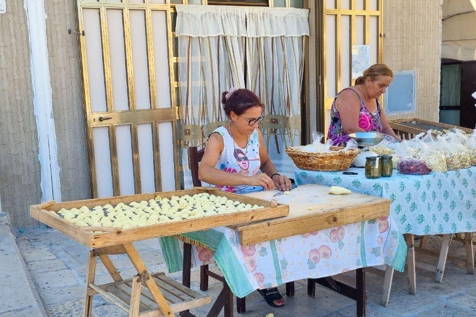 Italiaanse dames maken orecchiette in Bari, Italië