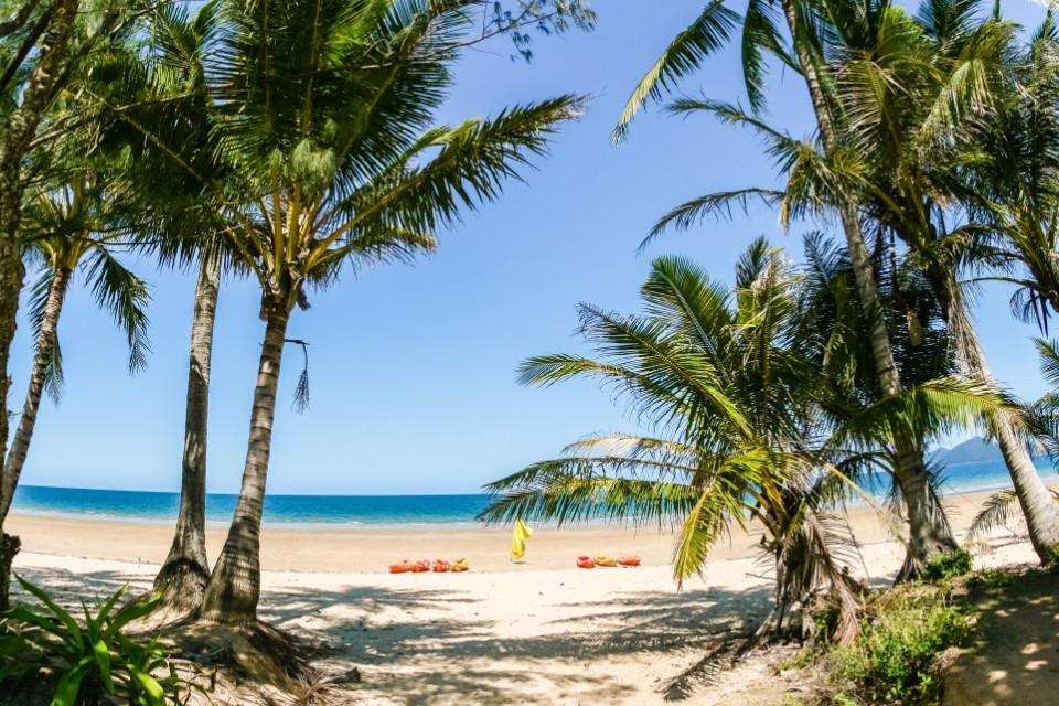 Bootjes op het strand van Mission Beach, Australië