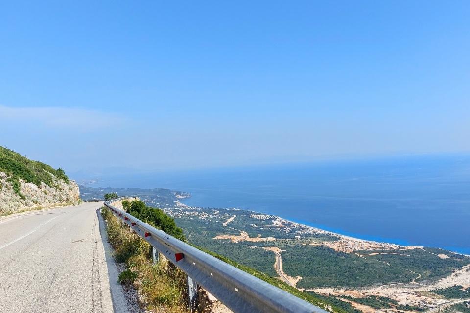 De Llogarapas met uitzicht op de helderblauwe zee, Albanië