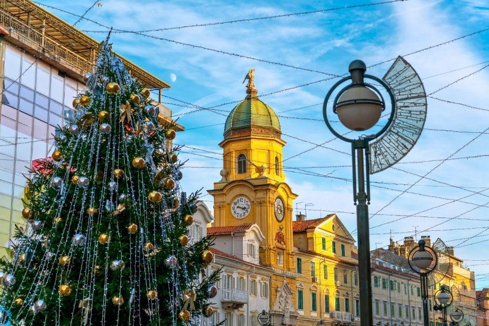Zicht op de klokkentoren van Rijeka tijdens kerst, Kroatië