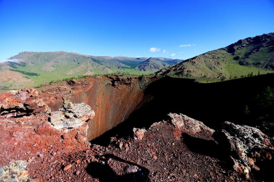 De krater van de uitgedoofde Khorgovulkaan Mongolië