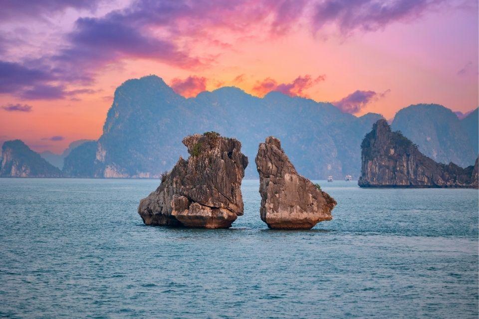 Zonsopkomst boven Halong Bay, Vietnam